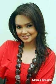 Sebenar kendati selautan segunung permata di kanan dan kiri selagi jantungku berdegup hingga tiba saat terhenti dialah dihati # tiada pilihan kedua pertama hingga akhir usia hanya dia ulang # 2x tiada rahsia lagi. Gitar Musik Lirik Dan Chord Kunci Gitar Siti Nurhaliza Dialah Di Hati Gitarmusik Com