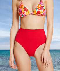 Mais à partir des années 1950, les fonctions des vêtements sont détournées, certains, destinés aux hommes, sont portés par des femmes, et les grands couturiers rendent à la mode des habits d'ouvriers. Maillot De Bain Taille Haute Bikini Taille Haute Etam Com