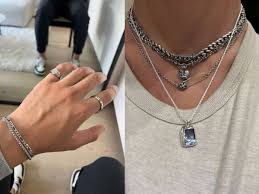 Mẹo mang trang sức và điều lưu ý cho nam khi đeo