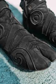 These jika tabi are what all japanese gardeners wear, giving them extra sensitivity to feel the ground beneath them. Pin Auf Clothes