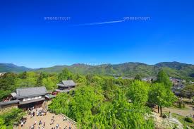 新緑の上田城と太郎山と飛行機雲[22320043705]の写真素材・イラスト素材｜アマナイメージズ