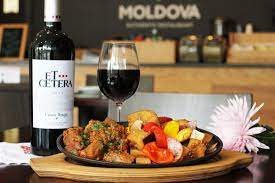 Friptura de miel este unul dintre cele mai populare simboluri de paste si se regaseste pe masa majoritatii crestinilor. Friptura De Miel Roasted Lamb Picture Of Moldova Restaurant Newton Tripadvisor