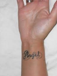 Mit einem tattoo am handgelenk kann man viel ausdrücken und so ist es nicht verwunderlich, dass sie bei vielen promis, jedoch auch bei menschen, die nicht im rampenlicht vor vielen jahrhunderten wurden tattoos an den handgelenken und auch an den armen als schutz vor krankheiten genutzt. Beste Unterarm Tattoos Tattoo Bewertung De Lass Deine Tattoos Bewerten