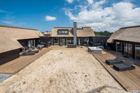 In Dem Schonen Ferienort Blavand In Staehrsvej 8 Steht Dieses Aussergewohnlich Schone Haus Und Wartet Auf Euch Dieses Scho Ferienhaus Luxus Ferienhaus Pool Haus