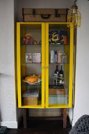 Kleur muur + witte meubels met hout + aqua accenten en zwarte. Stockholm Glass Cabinet Ikea