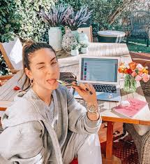 Νιώθετε έτοιμος/η για μια αυθόρμητη εξόρμηση; Ti Foraei H A8hna Oikonomakoy Enw Doyleyei Apo To Spiti Fashionway Gr News Gossip Fashion Trends