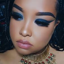 Jemand hat kürzlich gesagt, dass der MMC meines Buches eine Mischung aus  Rhys aus ACOTAR (Schattenmagie) + Jareth aus Labyrinth (Herrscher eines  dunklen Reiches mit Monstern) ist. Ich würde eine gesunde Prise