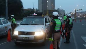 Se declara el toque de queda, pero la gente permanece en las calles. Covid 19 Conoce El Horario Del Toque De Queda En Lima Y Callao Hasta El 5 De Setiembre Inmovilizacion Social Obligatoria Nndc Lima El Comercio Peru
