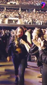 Virales | Ricardo Arjona le cumplió el sueño a una empleada de seguridad  que se volvió viral por emocionarse cantando en uno de sus conciertos en el  Movistar Arena. “Cosas que pasan.