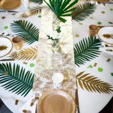 Ce chemin de table anniversaire 18 ans blanc de 5 m x 30 cm est en tissu non tissé, imprimé noir, facile à découper pour l'adapter à la dimension de vos tables, idée pour décoration de table anniversaire chic et design. Chemin De Table Tropi Chic Palmier Decoration Anniversaire Decoration Anniversaire 30 Ans Fete Safari