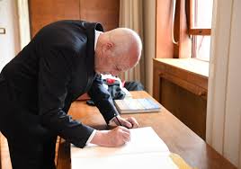 متزوج من إشراف شبيل وهي قاضية ومستشارة بمحكمة الاستئنافووكيل رئيس المحكمة الابتدائية بتونس، وله منها ولد وبنتان. Ø±Ø¦ÙŠØ³ Ø§Ù„Ø¬Ù…Ù‡ÙˆØ±ÙŠØ© ÙŠØªØ­ØµÙ„ Ø¹Ù„Ù‰ Ø§Ù„Ø¯ÙƒØªÙˆØ±Ø§Ø© Ø§Ù„ÙØ®Ø±ÙŠØ© Ù…Ù† Ø¬Ø§Ù…Ø¹Ø© Ù„Ø§Ø³Ø§Ø¨ÙŠÙ†Ø²Ø§ Ø±Ø¦Ø§Ø³Ø© Ø§Ù„Ø¬Ù…Ù‡ÙˆØ±ÙŠØ© Ø§Ù„ØªÙˆÙ†Ø³ÙŠØ©