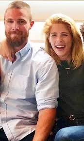 stephen amell emily bett rickards stephen amell arrow oliver and felicity stephen amell