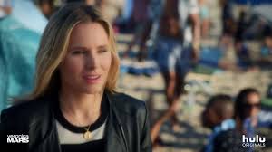 En fait, futée et courageuse, la jeune fille s'emploie à résoudre les mystères les plus enfouis que cache la petite communauté de neptune. Veronica Mars Retrouve Logan Dans Le Nouveau Trailer De La Saison 4 Vo Video Dailymotion