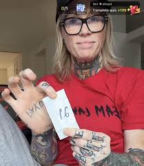 Jessi is live. Someone just asked her if the divorce is final and she said  it should be soon. She's just “waiting