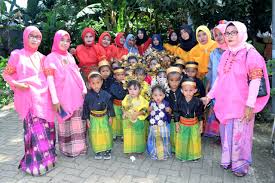 Berikut ini beberapa model baju untuk orang gemuk yang bisa bikin langsing dan juga menawan. 20 Ide Model Baju Pawai Anak Tk Maria Space