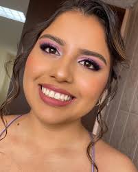 Lila que queda increíble 💕✨ Sin duda el tono lila es un tono que resalta  pieles cálidas ! Si deseas algo no tan colorido pero lindo y diferente  prueba con el lila