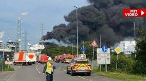 According to witnesses, a large column of smoke has risen above the premises of the bayer chemical company. Nhmwjomwpa4ozm
