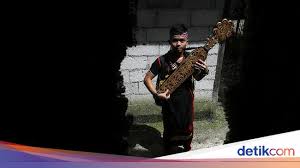 Alat musik sampe, gambar, asal daerah dan cara memainkannya. Ini Sape Alat Musik Tradisional Suku Dayak Di Tanah Borneo