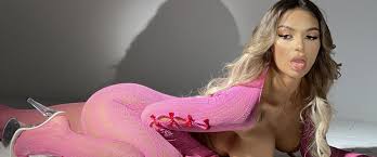 Melbourne escorts available now - Scarlet Blue.