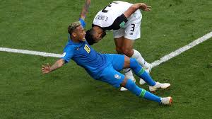 Jun 23, 2021 · dutch referee bjorn kuipers will be the man with the whistle for the game, accompanied by his assistants sander van roekel and erwin zeistra. Wm 2018 Kneipe In Rio Spendiert Schnaps Wenn Neymar Hinfallt