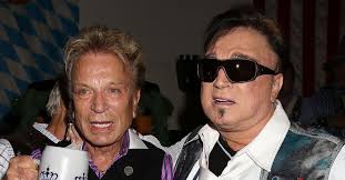 Der tiger wartete auf sein leckerli und sei deshalb mit den vorderpfoten auf die schultern roys gesprungen, beginnt siegfried von dem verheerenden tag zu erzählen. Was Machen Eigentlich Siegfried Roy In Bayern