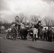 Helmer Garthman, Carl-Gustav, Bror Eriksson och Doris Eriksson sitter i  köket på Lerbrännargatan 1F, 1960-tal. Obs! man ser bussgaragen genom  fönstret. Skänkt av sonen Alf Garthman. -Mölndals stadsmuseum