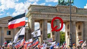 Wir sind eine friedliche bewegung, in der extremismus, gewalt, antisemitismus und menschenverachtendes gedankengut keinen platz hat. Germany Puts Anti Lockdown Querdenker Group Under Observation News Dw 28 04 2021