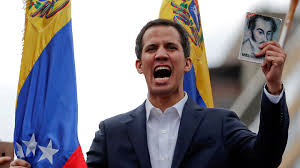Juan Guaidó juramentando, como símbolo de una estrategia de intervención