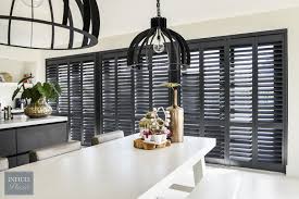 zwarte houten shutters fsc certificaat inhuis plaza openslaande deuren raamdecoratie woonkamer decoratie