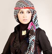 Born 7 march 1975 is a retired egyptian actress and ballerina.she was born as hanan hasan abdelkrim tork (arabic: Ø´Ù‚ÙŠÙ‚ Ø­Ù†Ø§Ù† ØªØ±Ùƒ ÙŠÙƒØ´Ù Ø­Ù‚ÙŠÙ‚Ø© Ø®Ù„Ø¹Ù‡Ø§ Ù„Ù„Ø­Ø¬Ø§Ø¨ Ø³Ø±Ø§ Ù…Ø´Ø§Ù‡ÙŠØ±