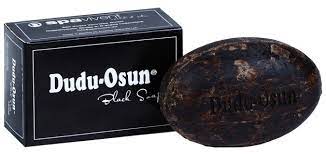Die hochwertige naturseife wird noch immer auf traditionelle art hergestellt. Dudu Osun Schwarze Seife 150 G Narayana Verlag