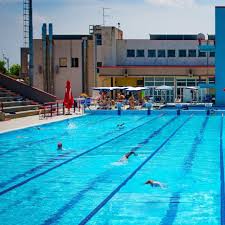 La piscine chauffée offre loccasion de se baigner toute lannée, que ce soit en été ou en hiver. Tout Commence A La Piscine Publique Pool Outdoor Decor Outdoor