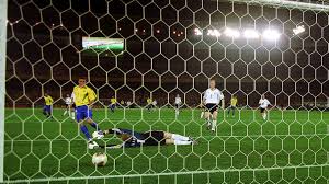 Die beste mannschaft der welt verliert gegen brasilien deutschland, die überraschung der wm der imponierendste deutsche auftritt hinterließ daher vor allem einen tieftraurigen. Finalniederlage Gegen Brasilien 2002 Drama Um Titan Kahn Dfb Deutscher Fussball Bund E V
