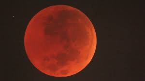 Gerhana bulan total (total lunar eclipse) diberi pengertian sebagai suatu peristiwa alam di mana posisi bumi di antara matahari dan bulan serta bayangannya menutupi seluruh permukaan bulan. E6l4h4mbazdipm