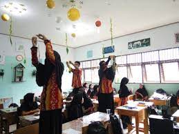 Dekorasi kerap menjadi hal krusial dalam sebuah dekorasi pernikahan. Jelang Peringatan Maulid Siswa Dekorasi Kelas