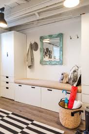 Entree Moderne Et Blanche Amenagee Avec Un Banc Avec Rangements Un Meuble Colonne Et Un Miroir Vin Amenagement Entree Entree Moderne Amenagement Entree Maison