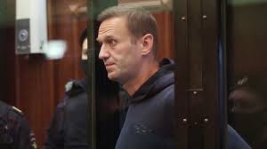 Навальный стоит в аквариуме в. Navalnogo Lichno Privezut V Sud Po Delu O Klevete Na Veterana Ria Novosti 23 02 2021