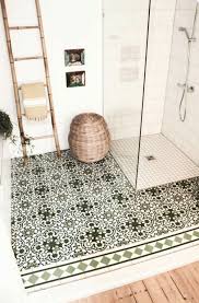 Banheiro Pequeno Com Ladrilhos Hidraulicos De Inspiracao Marroquina Cesto De Roupas De Vime E Escada De Madeira Boho Bathroom Bathroom Decor Bathroom