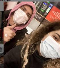 La estrella de élite se tomó una foto en el aeropuerto el actor de la serie elite estaría en el país y tomó un vuelo nacional en el aeropuerto de santiago. Rusaxujwk9f1pm