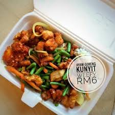 말레이시아의 대표적인 푸드트럭 음식인 nasi ayam goreng kunyit! Nasi Ayam Goreng Kunyit Rm6 Food Drinks Instant Food On Carousell