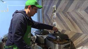 In 1621, the plymouth colonists and also wampanoag indians shared an autumn harvest feast that is recognized today as one of the very first thanksgiving celebrations in the swarms. Want To Volunteer In Nyc This Thanksgiving Here S How You Can Help Pix11