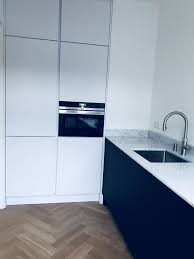 keuken in mat zwart mat wit marmer blad visgraat vloer keuken idee keuken zwart wit witte marmeren keuken