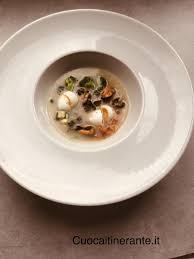 Una volta rassodate fatele raffreddatele, sgusciatele accuratamente e tagliatele a metà. Zuppa Al Profumo Di Mare Con Uova Di Quaglia