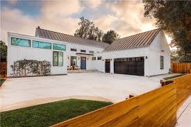 It has become a suburban and edge city with an economy based on retail, commerce, and light manufacturing. 489 E 20th St Costa Mesa Ca 92627 Realtor Com