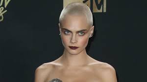 People who liked cara delevingne's feet, also liked Ihpdnqdicxzr8m