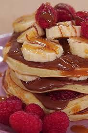 Pancakes A La Banane Et Au Chocolat En 2020 Pancakes A La Banane Recette Pancakes Pancake Banane