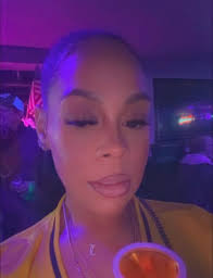 Play your cards right, the QUEEN never lose 🃏 💛 : : : : Yall was eating  me up about the lip combo: Glow Girl BY: Jamira Haines this has been my