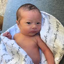 Happy 1 week to our little 🍑 she's crushing this being a baby thing 🍽️ 💩  😴 . . . . . . #newborn #baby #1week #wasian #freshie #babygirl