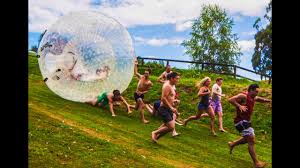 Kernpunkt sind natürlich die großen mit luft eine weitere besonderheit: Zorbing Am Anfang War Der Ball