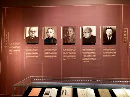 高行健（1940年1月4日 － ），江西 贛州出生，法籍華裔 劇作家、小說家、畫家、戲劇和電影導演、攝影家，1980年代末前往歐洲，現為法國公民。 ä¸Šåšå››æ¥¼é™ˆæ¢¦å®¶